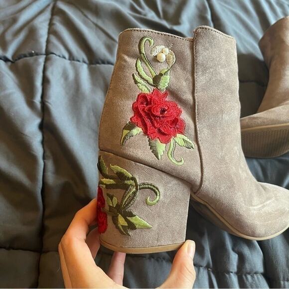 Qupid cream faux suede embroidered rose ankle heel boots - Picture 8 of 10
